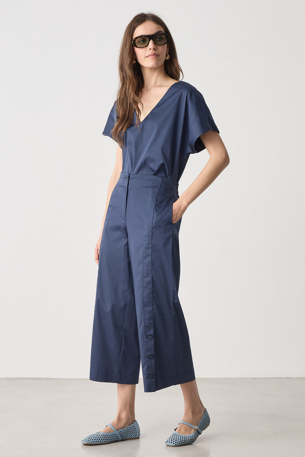 Cropped παντελόνι ποπλίνα μπλε με ίσια γραμμή και διακοσμητικά κουμπιά στο πλάι