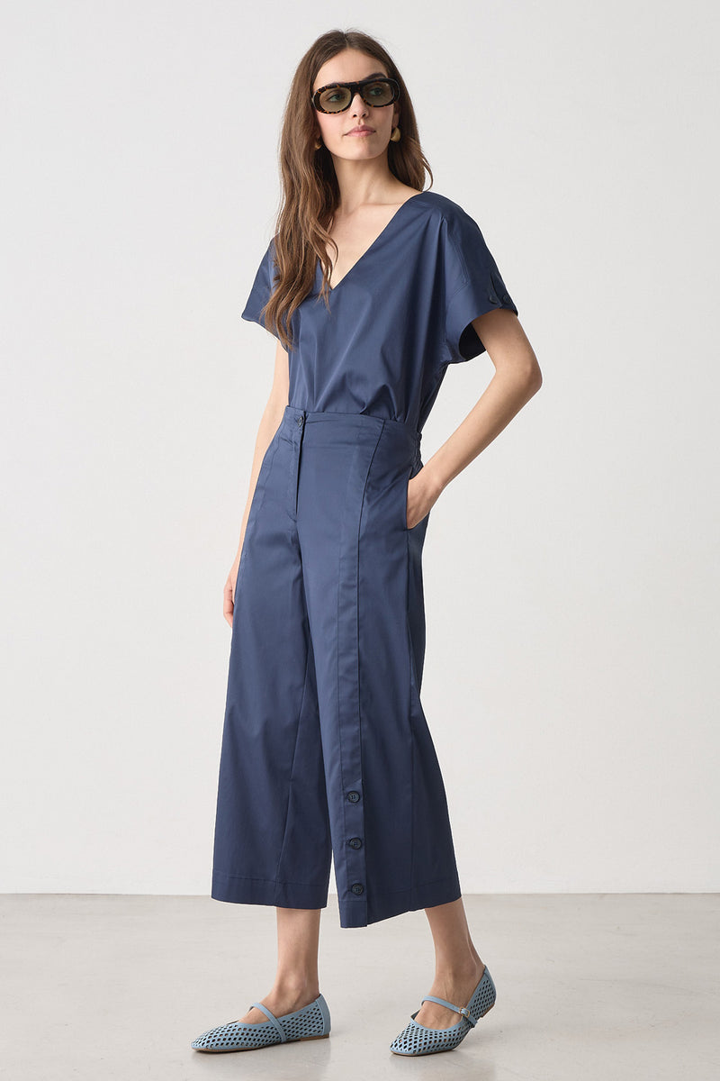 Cropped παντελόνι ποπλίνα μπλε με ίσια γραμμή και διακοσμητικά κουμπιά στο πλάι