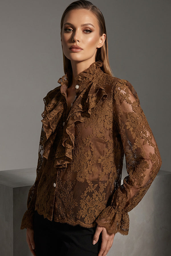 Δαντελένιο καφέ πουκάμισο με βολάν και διαφάνεια, μακρυμάνικο, φορεμένο από μοντέλο σε studio.