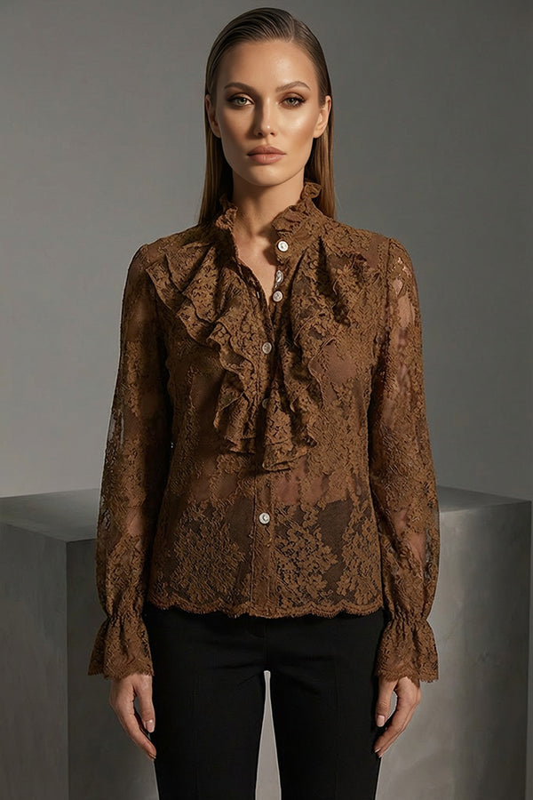 Δαντελένιο καφέ πουκάμισο με βολάν και διαφάνεια, μακρυμάνικο, φορεμένο από μοντέλο σε studio.