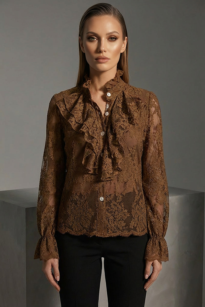 Δαντελένιο καφέ πουκάμισο με βολάν και διαφάνεια, μακρυμάνικο, φορεμένο από μοντέλο σε studio.