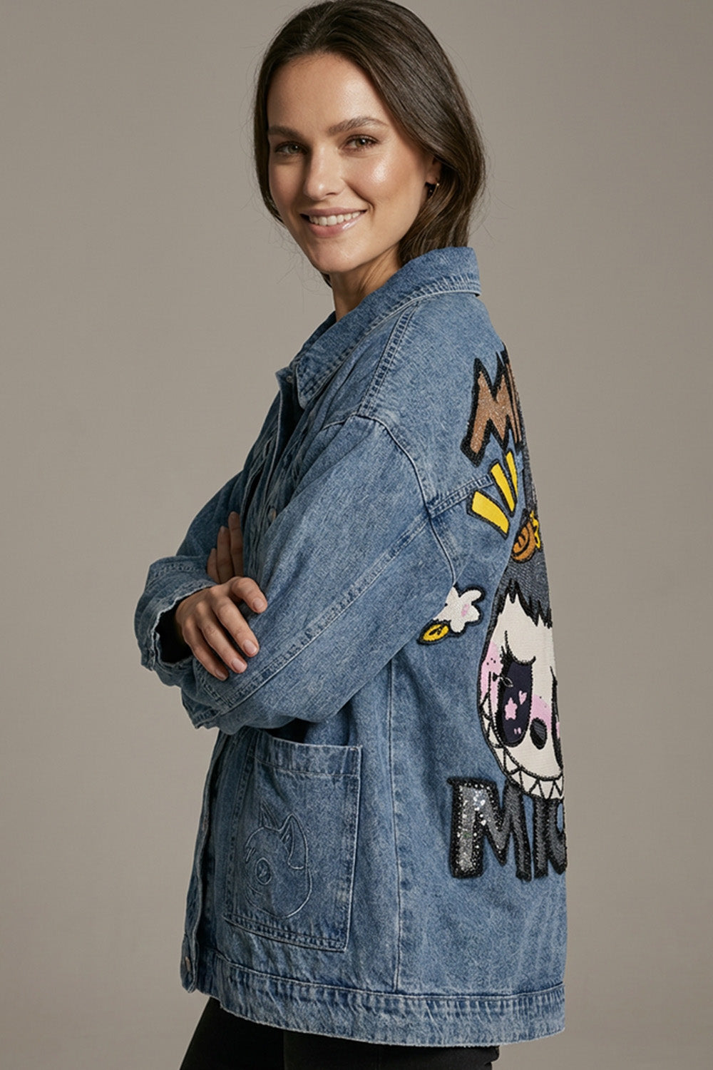 Oversized μπλε denim jacket με μεγάλο κεντημένο σχέδιο στην πλάτη και μεταλλικά κουμπιά μπροστά