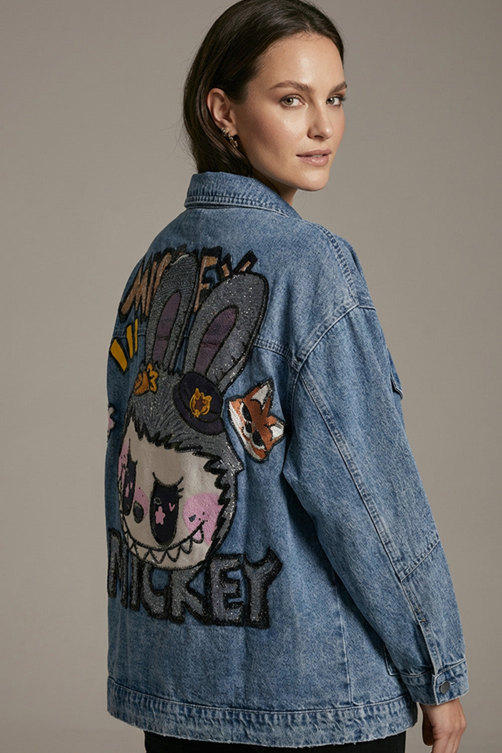 Oversized μπλε denim jacket με μεγάλο κεντημένο σχέδιο στην πλάτη και μεταλλικά κουμπιά μπροστά