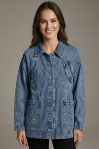 Oversized μπλε denim jacket με μεγάλο κεντημένο σχέδιο στην πλάτη και μεταλλικά κουμπιά μπροστά