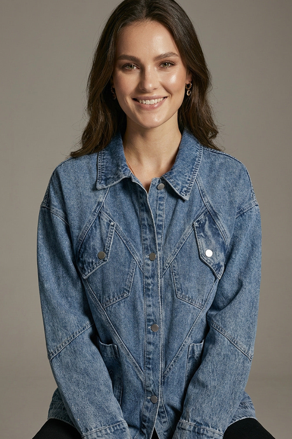 Oversized μπλε denim jacket με μεγάλο κεντημένο σχέδιο στην πλάτη και μεταλλικά κουμπιά μπροστά