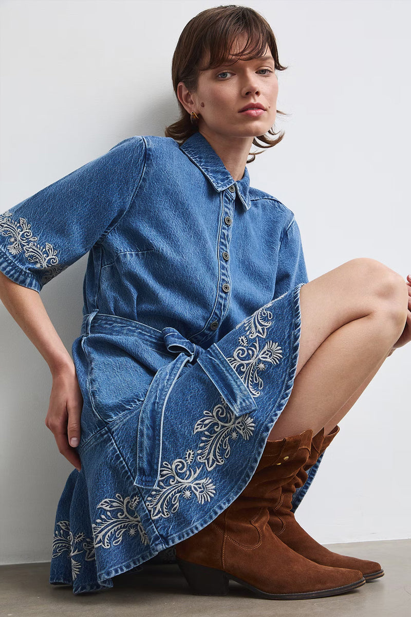 Γυναικείο denim mini φόρεμα με ζώνη και εκρού κεντημένες λεπτομέρειες