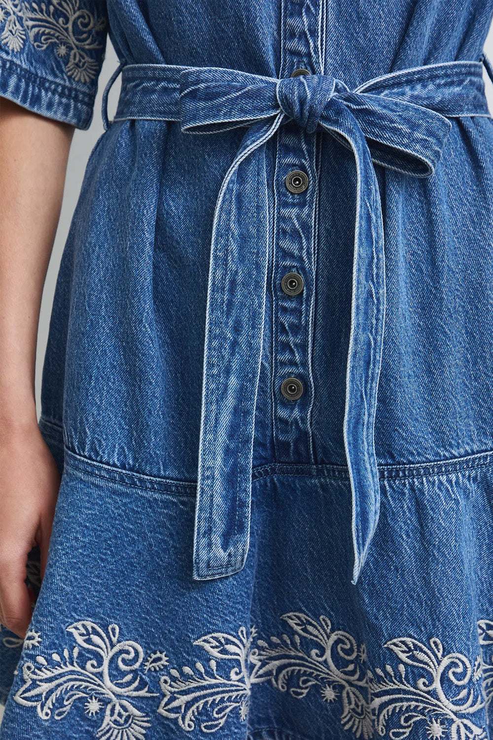Γυναικείο denim mini φόρεμα με ζώνη και εκρού κεντημένες λεπτομέρειες