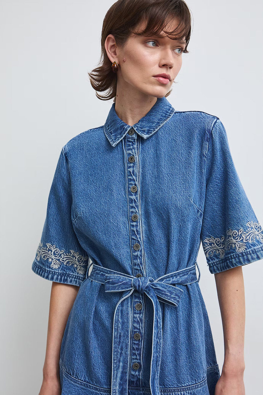 Γυναικείο denim mini φόρεμα με ζώνη και εκρού κεντημένες λεπτομέρειες
