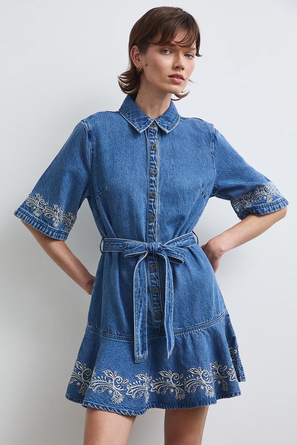 Γυναικείο denim mini φόρεμα με ζώνη και εκρού κεντημένες λεπτομέρειες