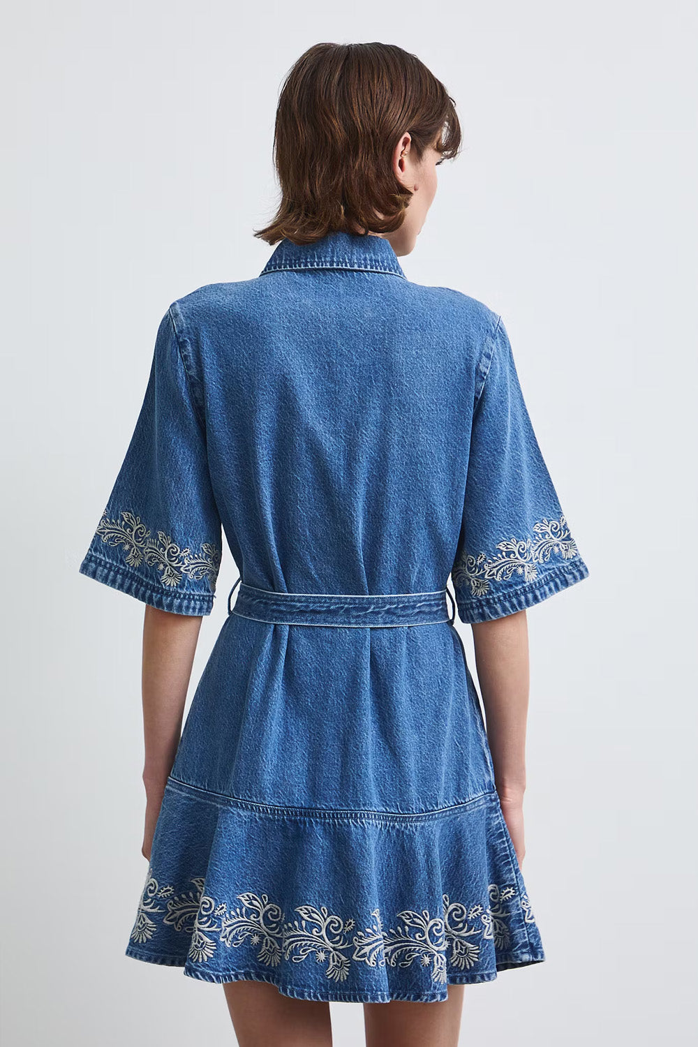 Γυναικείο denim mini φόρεμα με ζώνη και εκρού κεντημένες λεπτομέρειες