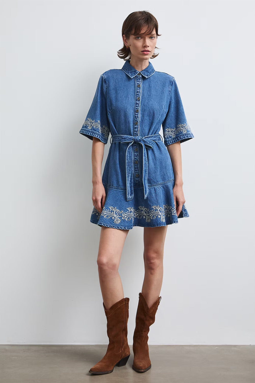 Γυναικείο denim mini φόρεμα με ζώνη και εκρού κεντημένες λεπτομέρειες