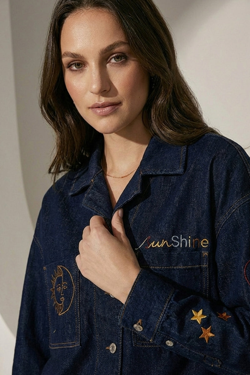 Σκούρο μπλε denim oversized jacket με κεντημένα μοτίβα 