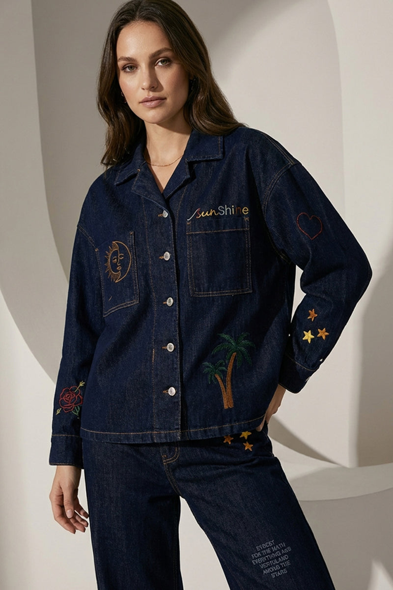Σκούρο μπλε denim oversized jacket με κεντημένα μοτίβα στο μπροστινό μέρος