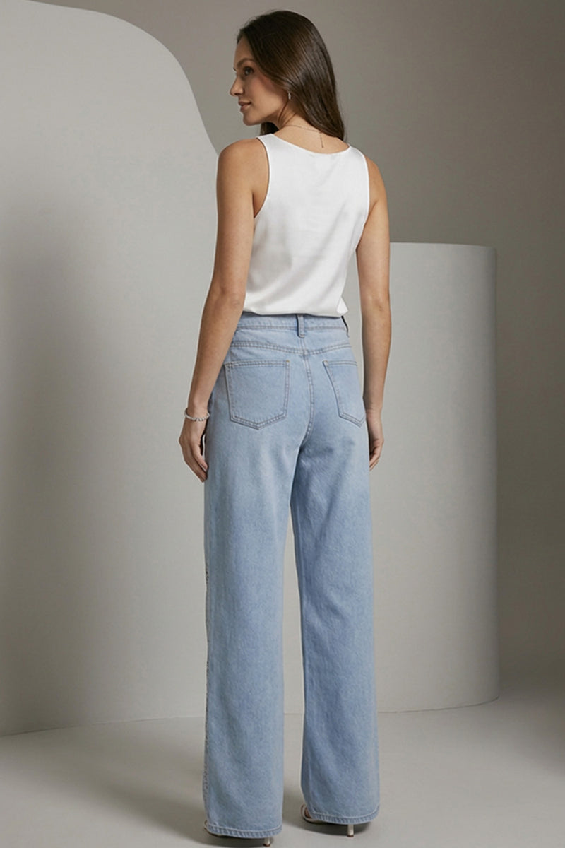 Ανοιχτό μπλε denim παντελόνα με κεντημένα μοτίβα στο κάτω μέρος των ποδιών