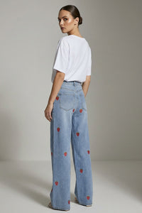 Denim παντελόνι ίσιας γραμμής με διακοσμητικό μοτίβο φράουλα σε ανοιχτό μπλε χρώμα