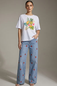 Denim παντελόνι ίσιας γραμμής με διακοσμητικό μοτίβο φράουλα σε ανοιχτό μπλε χρώμα