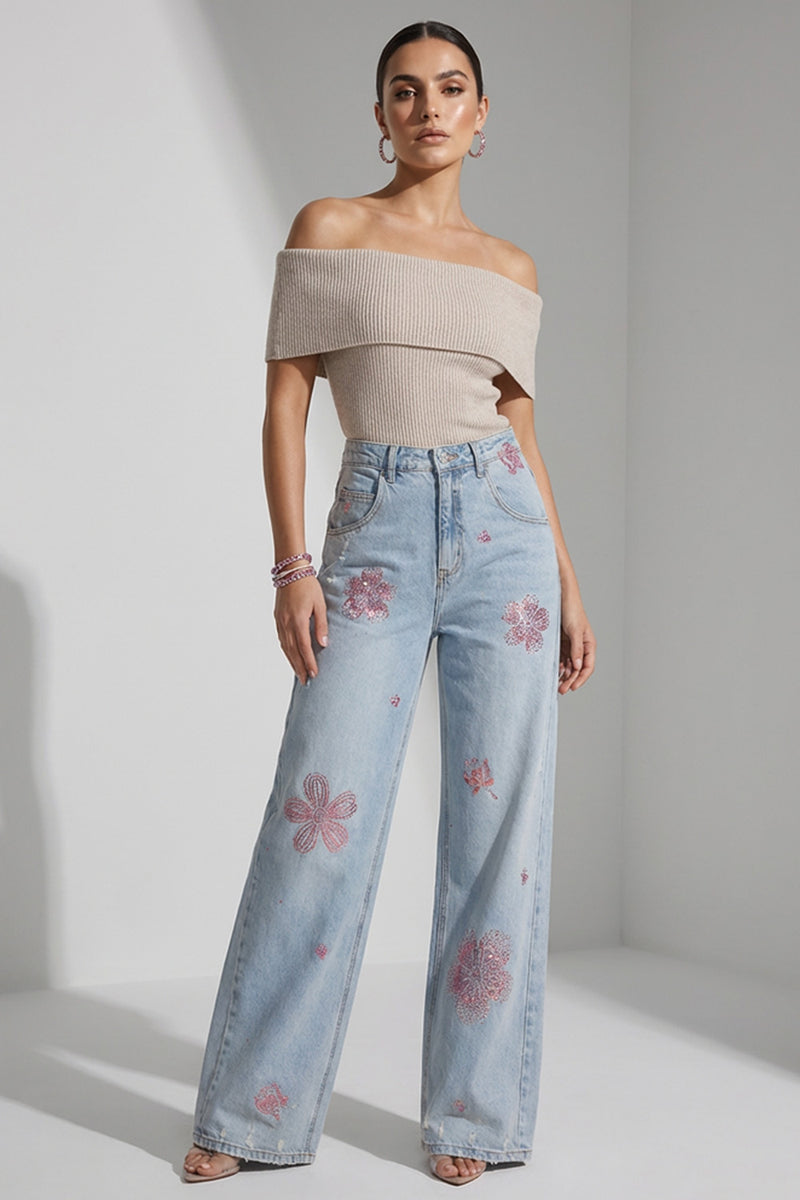 Δίχρωμο μπλε ελαστικό denim παντελόνι καμπάνα με ψηλή μέση, φορεμένο σε μοντέλο.