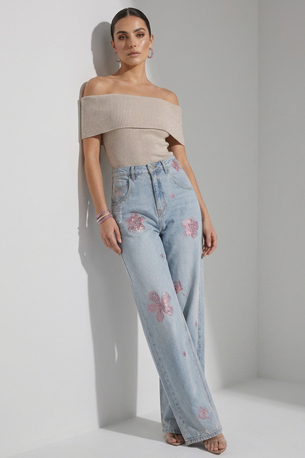 Δίχρωμο μπλε ελαστικό denim παντελόνι καμπάνα με ψηλή μέση, φορεμένο σε μοντέλο.