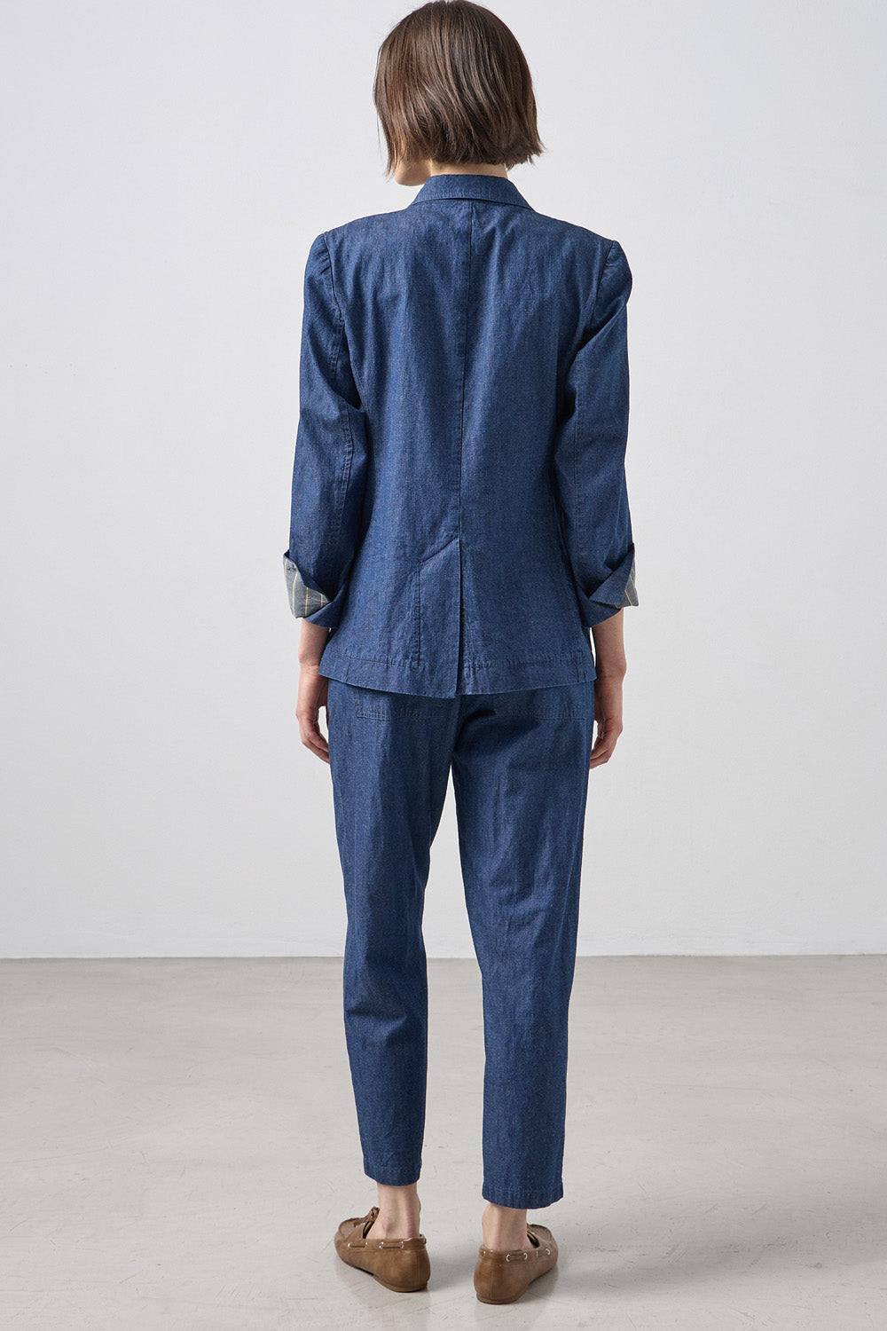 Γυναικείο μπλε denim σακάκι με patch τσέπες και πέτο σε βαμβακερό ύφασμα