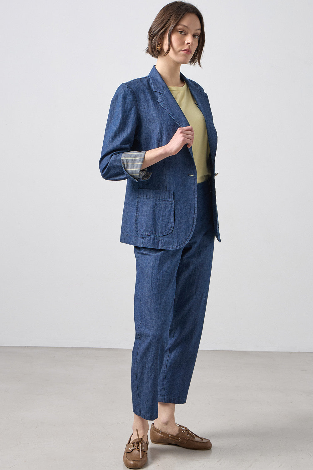 Γυναικείο μπλε denim σακάκι με patch τσέπες και πέτο σε βαμβακερό ύφασμα