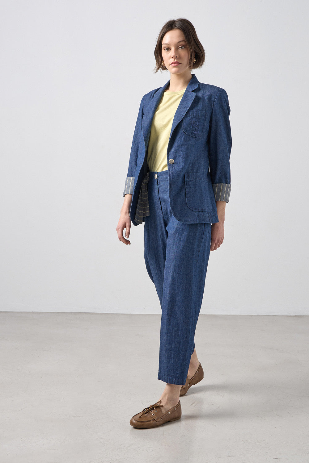 Γυναικείο μπλε denim σακάκι με patch τσέπες και πέτο σε βαμβακερό ύφασμα