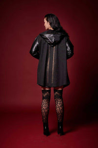 Γυναικείο μακρύ jacket δερματίνη με κουκούλα και χρυσές λεπτομέρειες στην πλάτη