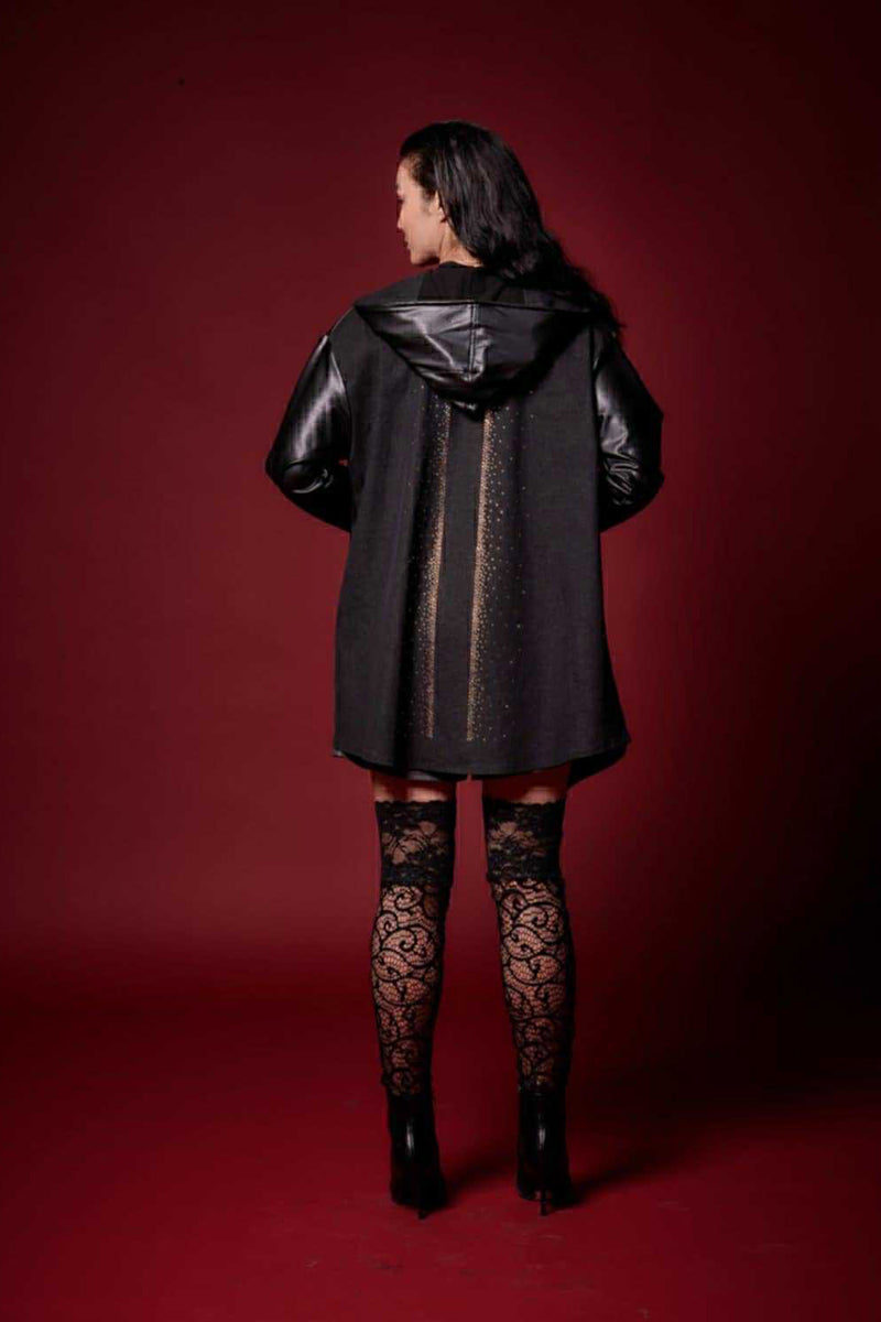 Γυναικείο μακρύ jacket δερματίνη με κουκούλα και χρυσές λεπτομέρειες στην πλάτη
