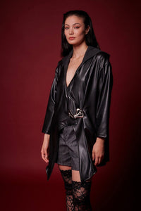 Γυναικείο μακρύ jacket δερματίνη με κουκούλα και χρυσές λεπτομέρειες στην πλάτη