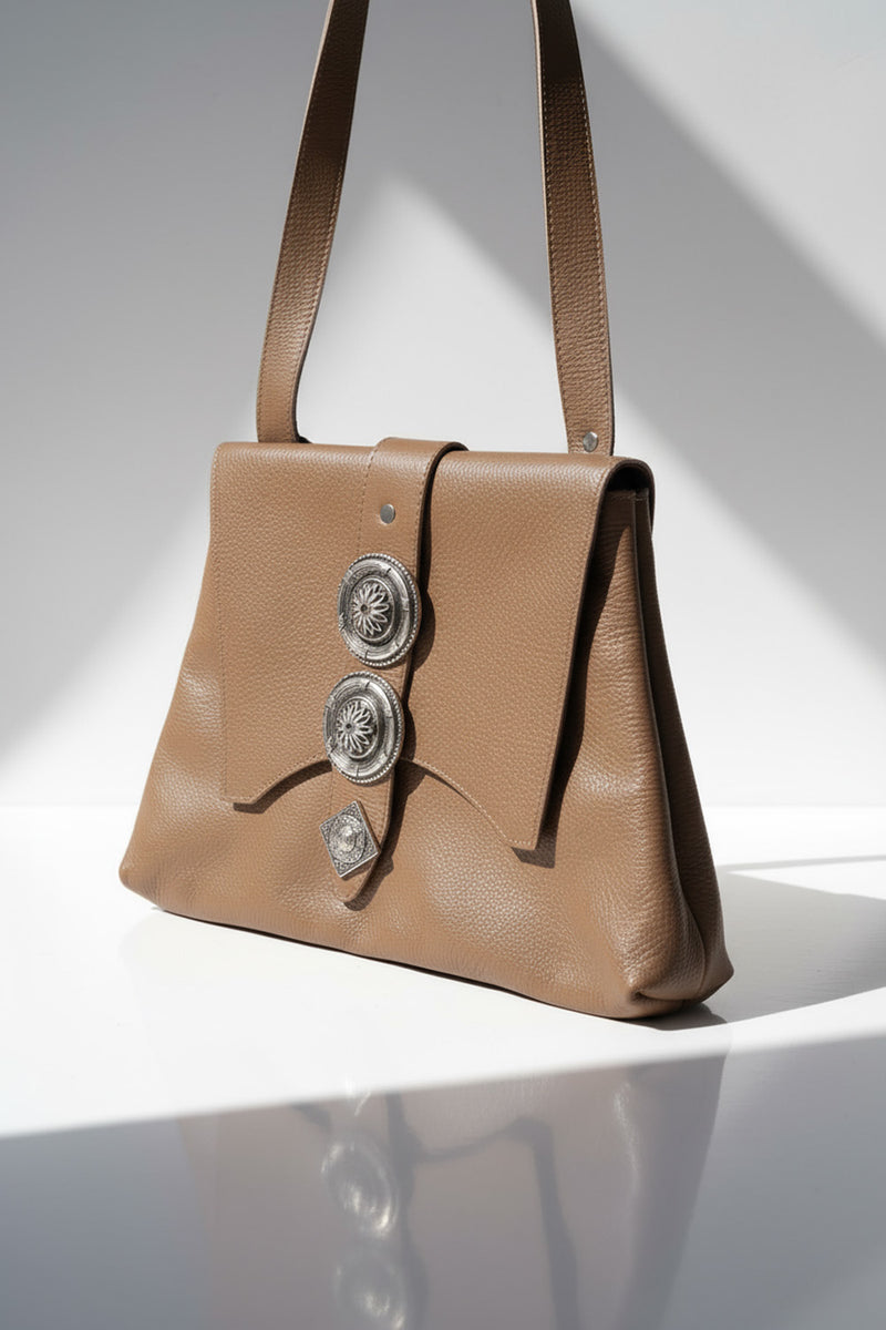 Χειροποίητη δερμάτινη τσάντα ώμου καμηλό με μεταλλικά κουμπιά Lavita – Ellisargi Boutique