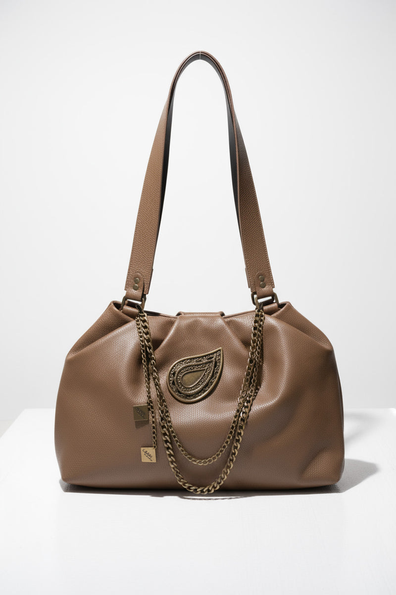 Χειροποίητη δερμάτινη τσάντα ώμου καμηλό με αλυσίδα και μεταλλικό μοτίφ Lavita – Ellisargi Boutique