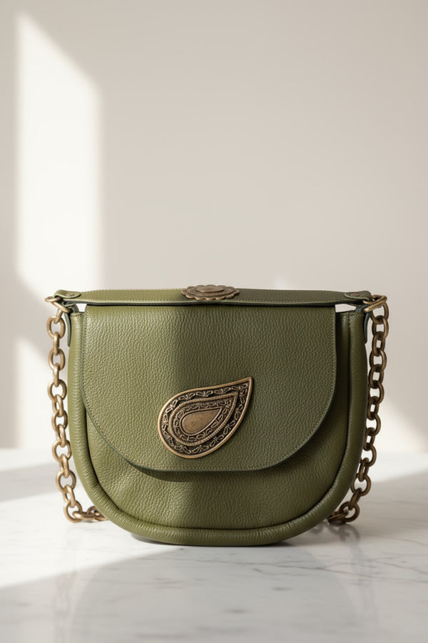 Χειροποίητη δερμάτινη τσάντα ώμου λαδί με αλυσίδα και μεταλλικό μοτίφ Lavita – Ellisargi Boutique