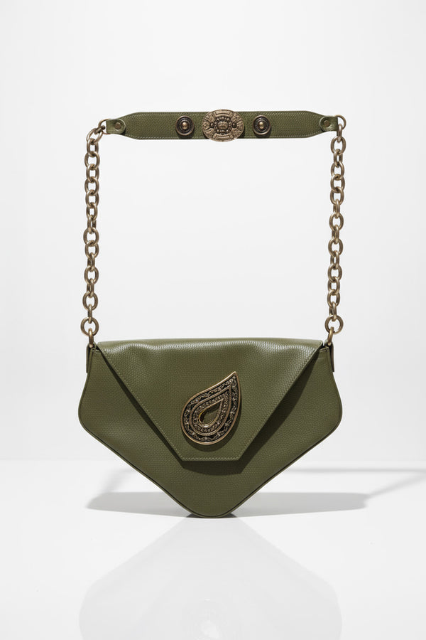 Χειροποίητη δερμάτινη τσάντα ώμου λαδί με αλυσίδα και μεταλλικό μοτίφ Lavita – Ellisargi Boutique