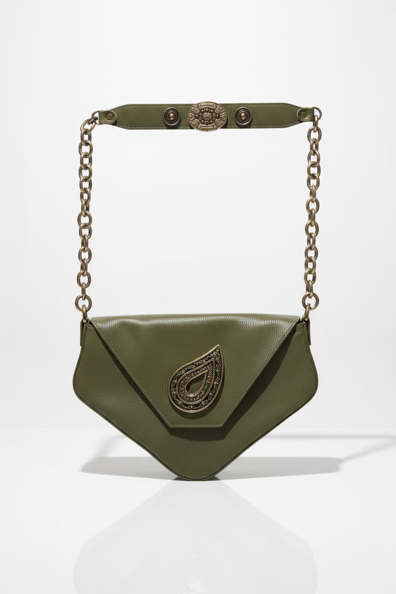 Χειροποίητη δερμάτινη τσάντα ώμου λαδί με αλυσίδα και μεταλλικό μοτίφ Lavita – Ellisargi Boutique