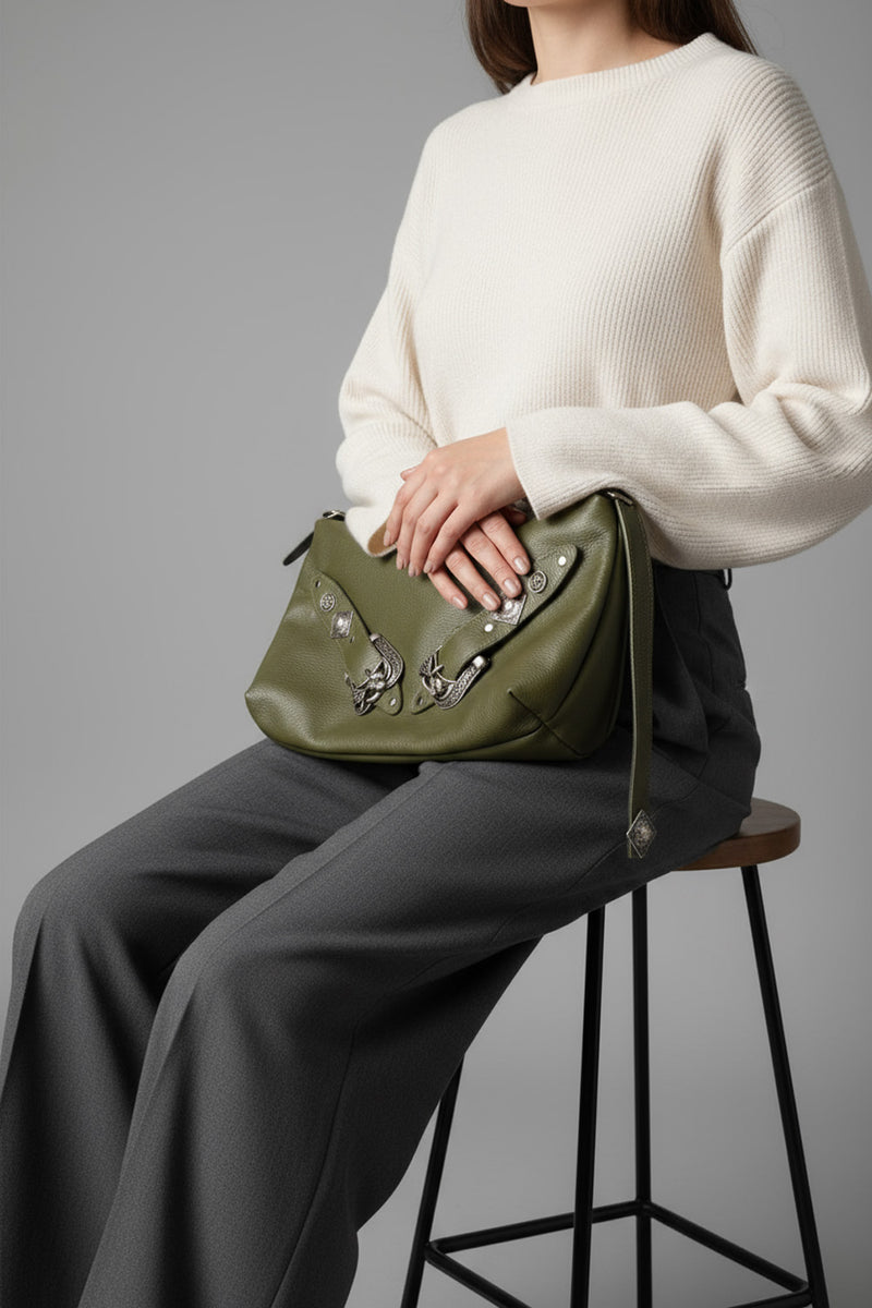 Χειροποίητη δερμάτινη τσάντα ώμου λαδί με μεταλλικές πόρπες Lavita – Ellisargi Boutique