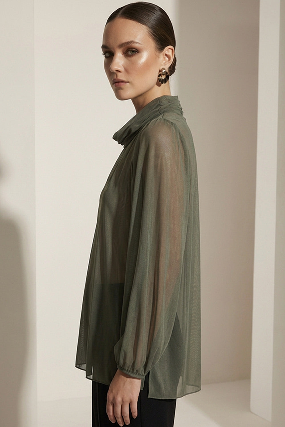 Διάφανη γυναικεία μπλούζα σε χακί χρώμα με ντραπέ λαιμόκοψη και μακριά μανίκια – Ellisargi Boutique