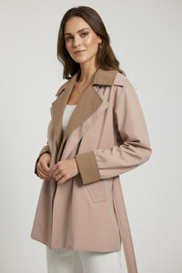 Γυναικεία δίχρωμη καμπαρντίνα μπεζ με ταμπά πέτο και ζώνη στη μέση