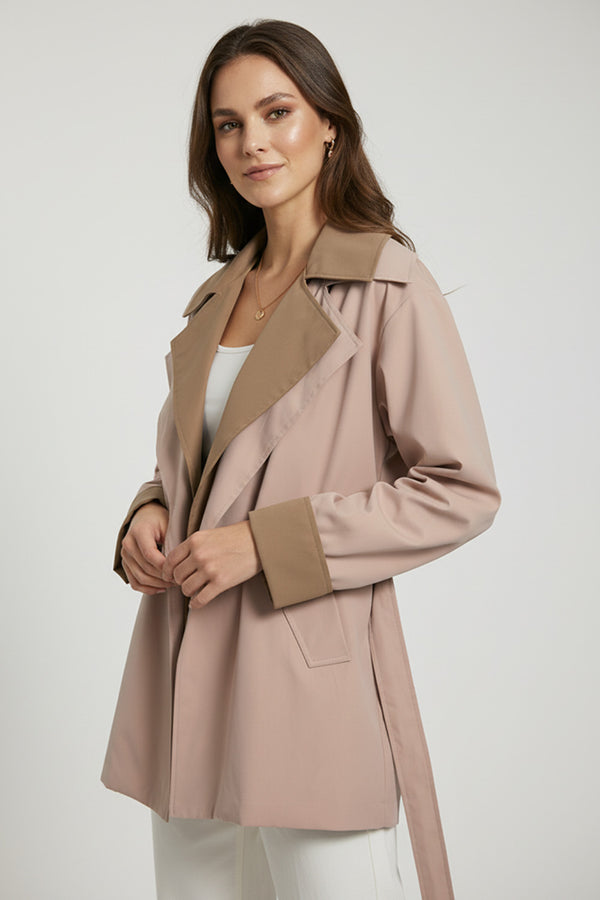 Γυναικεία δίχρωμη καμπαρντίνα μπεζ με ταμπά πέτο και ζώνη στη μέση