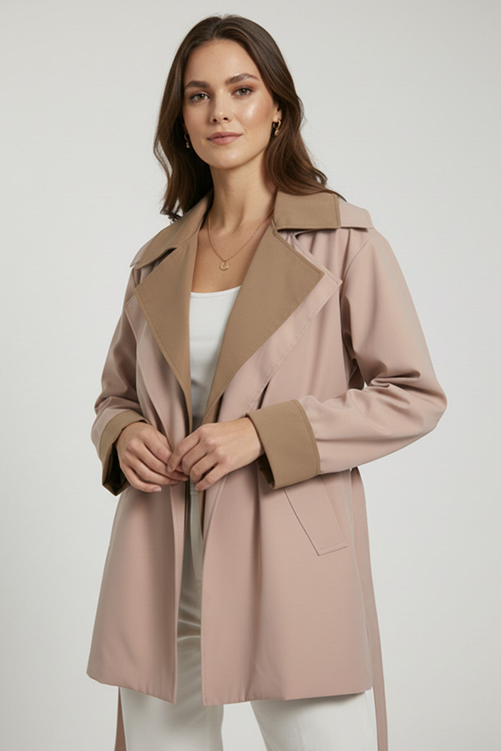 Γυναικεία δίχρωμη καμπαρντίνα μπεζ με ταμπά πέτο και ζώνη στη μέση