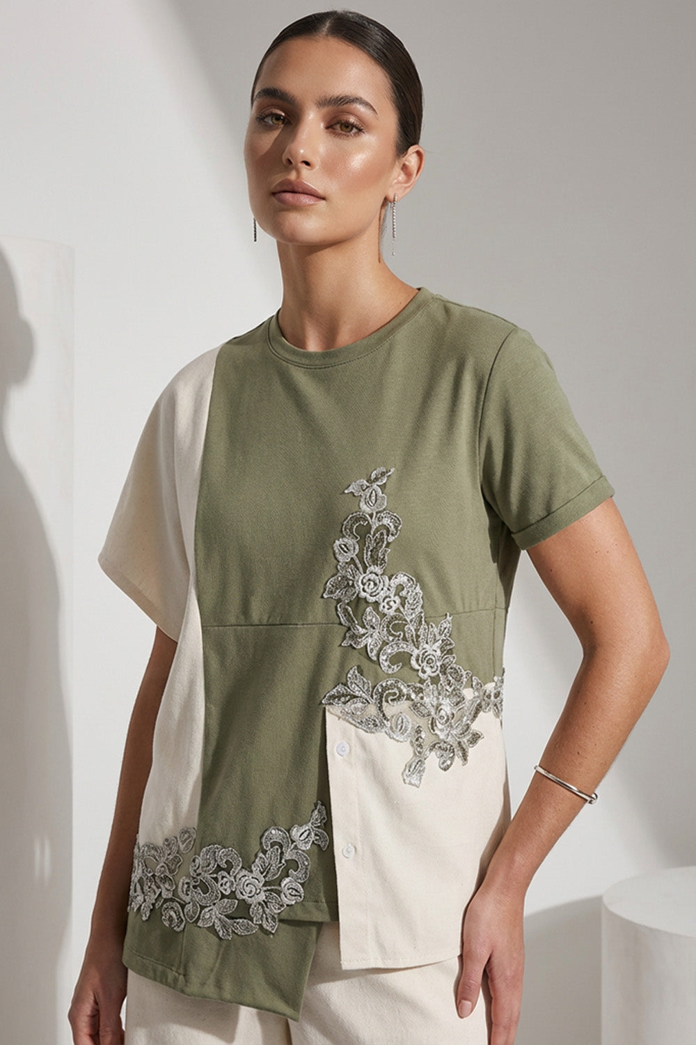 Δίχρωμο γυναικείο T-shirt σε χακί και εκρού με δαντελένια διακοσμητική λεπτομέρεια στο μπροστινό μέρος