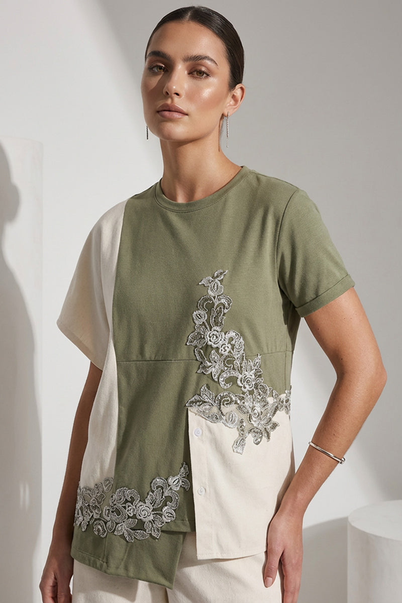 Δίχρωμο γυναικείο T-shirt σε χακί και εκρού με δαντελένια διακοσμητική λεπτομέρεια στο μπροστινό μέρος