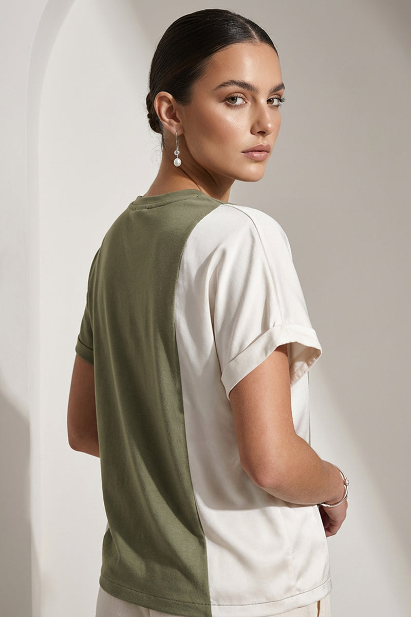 Δίχρωμο γυναικείο T-shirt σε χακί και εκρού με δαντελένια διακοσμητική λεπτομέρεια στο μπροστινό μέρος