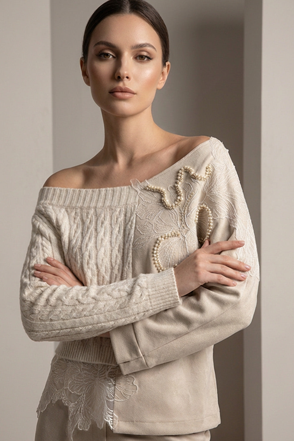 Εκρού πλεκτή γυναικεία μπλούζα με έναν ώμο και κεντημένο σχέδιο με πέρλες, κομψή άνετη γραμμή