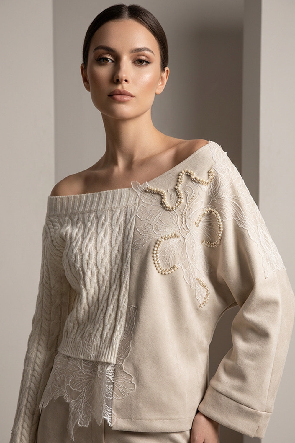 Εκρού πλεκτή γυναικεία μπλούζα με έναν ώμο και κεντημένο σχέδιο με πέρλες, κομψή άνετη γραμμή