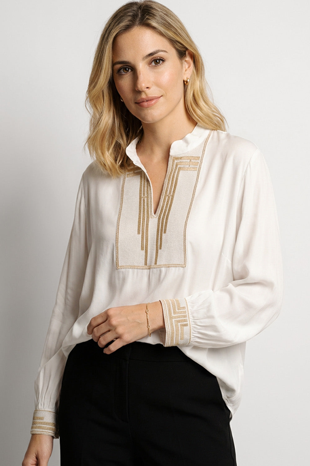 Εκρού Μπλούζα με Κέντημα & V Λαιμόκοψη, κομψή με γεωμετρικά κεντήματα σε χρυσούς τόνους.