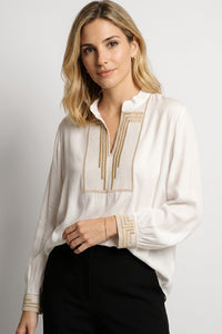 Εκρού Μπλούζα με Κέντημα & V Λαιμόκοψη, κομψή με γεωμετρικά κεντήματα σε χρυσούς τόνους.