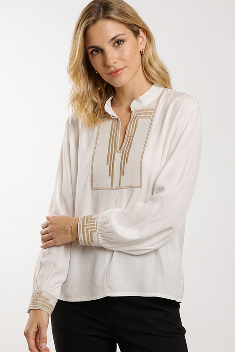 Εκρού Μπλούζα με Κέντημα & V Λαιμόκοψη, με γεωμετρικό χρυσό κέντημα, μακριά μανίκια και καθαρή V λαιμόκοψη.
