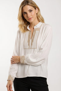 Εκρού Μπλούζα με Κέντημα & V Λαιμόκοψη, με γεωμετρικό χρυσό κέντημα, μακριά μανίκια και καθαρή V λαιμόκοψη.