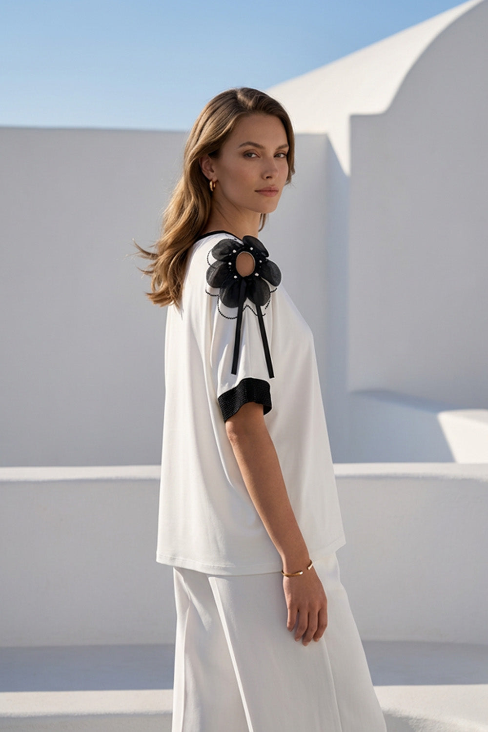 Γυναικεία εκρού μπλούζα με μαύρες λεπτομέρειες και διακοσμητικούς ώμους