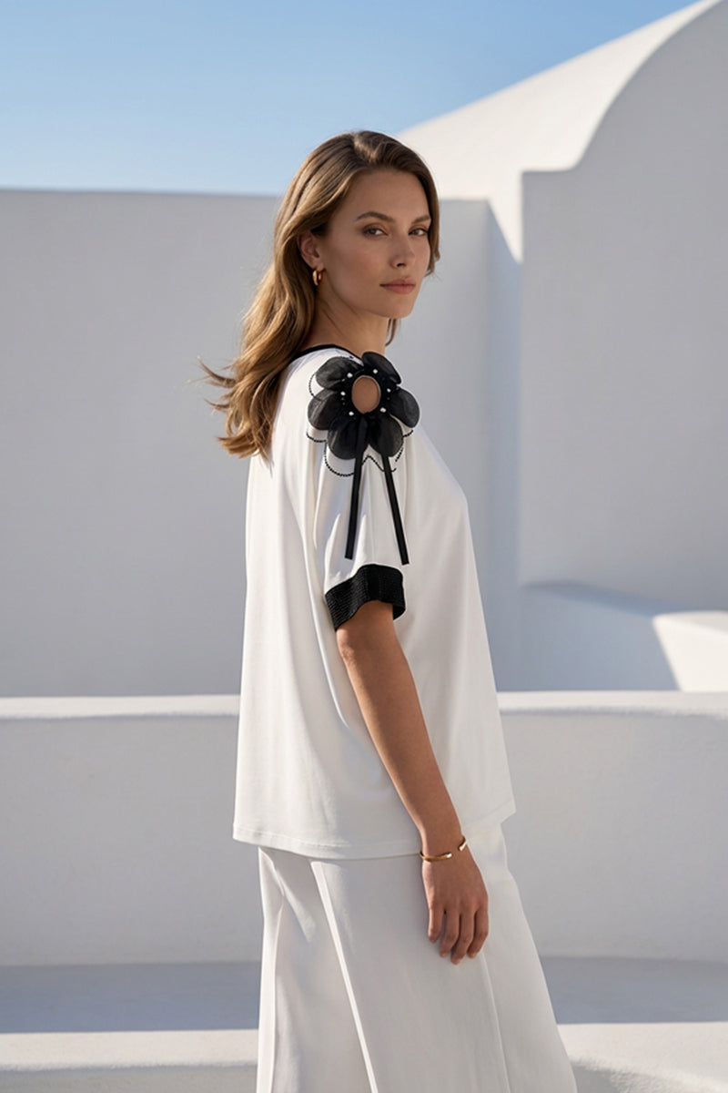 Γυναικεία εκρού μπλούζα με μαύρες λεπτομέρειες και διακοσμητικούς ώμους