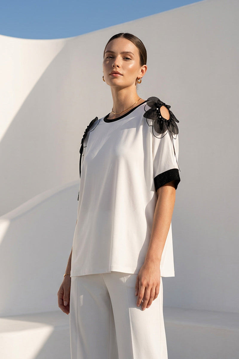 Γυναικεία εκρού μπλούζα με μαύρες λεπτομέρειες και διακοσμητικούς ώμους